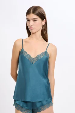 Top satinado con detalles de encaje