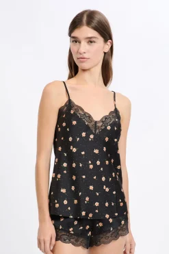 Top satinado con detalles de encaje