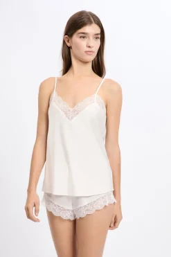 Top satinado con detalles de encaje