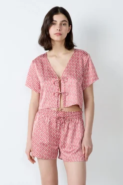 Top satinado estampado con lazos