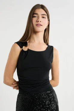 Top sin mangas con anilla