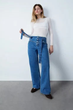 Vaqueros corte zanahoria con corbata