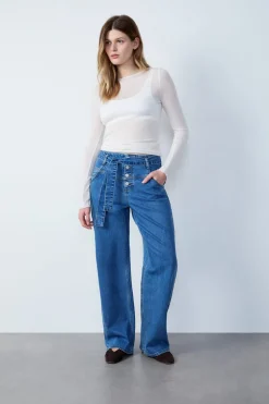 Vaqueros corte zanahoria con corbata