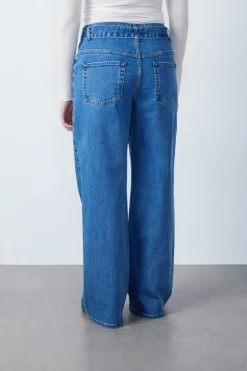 Vaqueros corte zanahoria con corbata