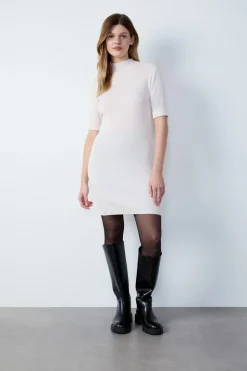 Vestido corto de cuello alto