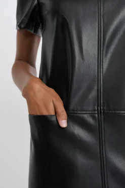 Vestido corto recto con efecto piel