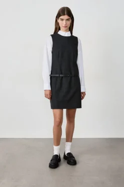 Vestido corto sin mangas con cinturón