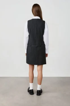 Vestido corto sin mangas con cinturón