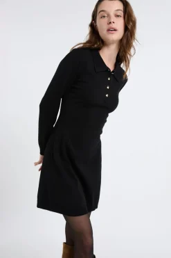 Vestido de manga larga con botones dorados