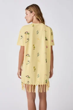 Vestido estilo camiseta estampado con flecos